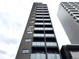 アルコバレーノ南千住 下層から上層まで整然と並ぶバルコニーが特徴的な建物外観