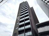 アルコバレーノ南千住 下部から見上げた、モダンなデザインの高層マンション外観