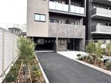 アルコバレーノ南千住 植栽が両脇に配置されたモダンな印象のエントランスアプローチ