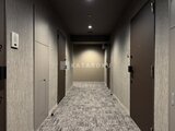 アルコバレーノ南千住 複数の居室が並ぶモダンな廊下空間
