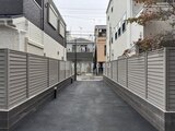 アルコバレーノ南千住 左右にスリット調フェンスが設置された共用通路の様子