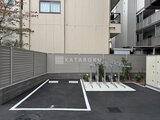 アルコバレーノ南千住 駐車スペースと植栽が配置された落ち着いた駐車場の様子