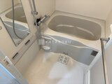 アルコバレーノ南千住 明るい浴室にシャワーブースと浴槽が設置された様子