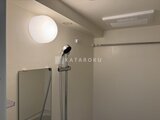 アルコバレーノ南千住 明るい照明と機能的なシャワーヘッドが備わったバスルーム