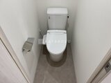 アルコバレーノ南千住 温白色の壁に囲まれた清潔なトイレ空間