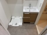アルコバレーノ南千住 木目調の洗面台と白いシャワートイレが備わった清潔感のある洗面