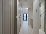アルコバレーノ南千住 明るい照明が届く廊下と、収納たっぷりの玄関周辺の様子