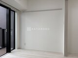 アルコバレーノ南千住 黒いスライドドアから光が入る明るいリビングダイニング空間
