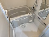 アルコバレーノ南千住 浴槽とシャワーが一体になった明るい浴室