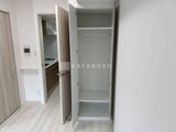 アルコバレーノ南千住 玄関から見た収納たっぷりのクローゼットと奥のキッチン
