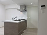 アルコバレーノ南千住 モダンなデザインのシステムキッチンと開放感のある調理スペース