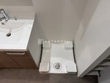 アルコバレーノ南千住 洗面台と洗濯機置き場が配置されたコンパクトな洗面スペース