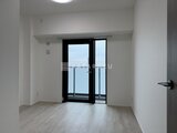 アルコバレーノ南千住 黒枠のバルコニードアから光が入る明るい洋室