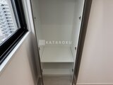 アルコバレーノ南千住 天井まで活用した白基調の収納スペース