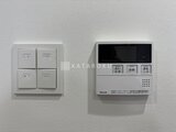 アルコバレーノ南千住 照明制御スイッチと給湯器リモコンが並んだ壁面