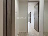 アルコバレーノ南千住 明るい廊下空間に複数のドア出入口が並ぶ様子
