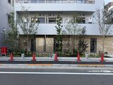 ルミーク大森 前面道路から見たモダンな建物の外観と緑化された入口
