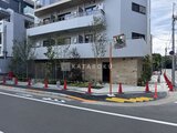 ルミーク大森 街路樹が植わり、モダンな外観の建物前面の様子
