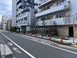 ルミーク大森 前面道路から見たモダンな外観と緑が配置されたエントランス周辺