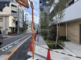 ルミーク大森 前面道路から見た建物入口と周辺街並みの様子