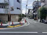 ルミーク大森 前面道路から見た建物エントランスと周辺街並みの様子