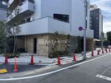 ルミーク大森 モダンなデザインの建物外観と整備されたエントランス周辺の様子