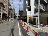 ルミーク大森 前面道路から見た建物と周辺街並みの様子