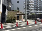 ルミーク大森 日中の陽光が降り注ぐ、開放的なエントランスアプローチの様子