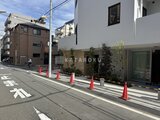 ルミーク大森 街路樹が植えられた落ち着いた印象のエントランスアプローチ