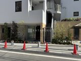 ルミーク大森 明るい日差しが降り注ぐ共用部の様子とモダンな建物外観