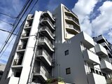 ルミーク大森 白とグレーのモダンなデザインのマンション外観