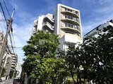 ルミーク大森 緑地に囲まれた、落ち着いた印象の中層マンション外観
