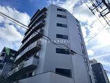 ルミーク大森 青空を背景に捉えた白色モダン建築の外観