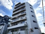 ルミーク大森 青空を背景に撮った白いモダンな建物の外観