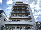 ルミーク大森 青空を背景とした白を基調とした建物の外観