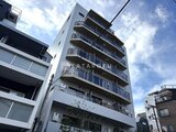ルミーク大森 青空を背景に複数のバルコニーが連なるモダンな外観