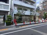 ルミーク大森 前面道路から見たモダンな建物外観と緑を配した入口