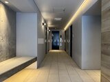 ルミーク大森 間接照明で明るく照らされたエレベーターホール