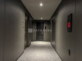 ルミーク大森 モダンな雰囲気の共用廊下とエレベーター