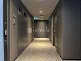 ルミーク大森 モダンな雰囲気の共用廊下とエレベーターホール