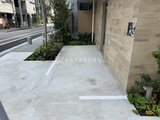 ルミーク大森 前面道路に面したモダンな印象のエントランスアプローチ