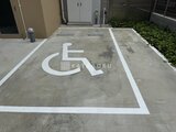 ルミーク大森 白いラインで区切られた身障者用駐車スペース