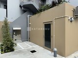 ルミーク大森 敷地内の駐輪場入口と機械式駐車場への動線