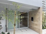 ルミーク大森 モダンな木調パネルとガラス張りの明るいエントランス