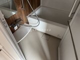 ルミーク大森 木目調パネルと白を基調とした清潔感のあるバスルーム