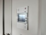 ルミーク大森 壁に設置されたモニター付きインターホン