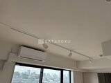 ルミーク大森 大きな窓と照明が備わった、明るいリビングダイニングの天井周り