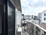 ルミーク大森 開放的なバルコニーから見た都市風景と遠くの街並み