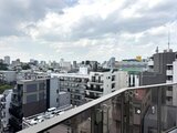 ルミーク大森 開放的なバルコニーからの街並みと空が広がる眺望