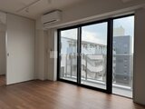 ルミーク大森 大きな窓から明るい光が入るリビングダイニング